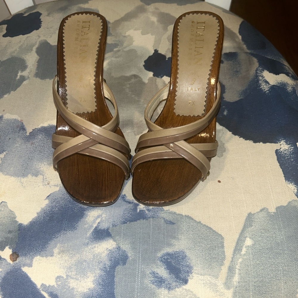 “SEND UR BEST OFFER?” Italian Shoemakers Beige Strappy Wood-Look Slide Mules 🥰